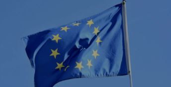 Europa alle urne, Olanda e Regno Unito i primi. Pressing dimissioni per la May